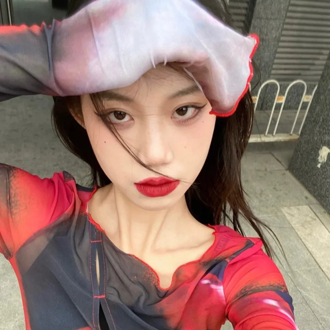 随盲柳入眠的女人